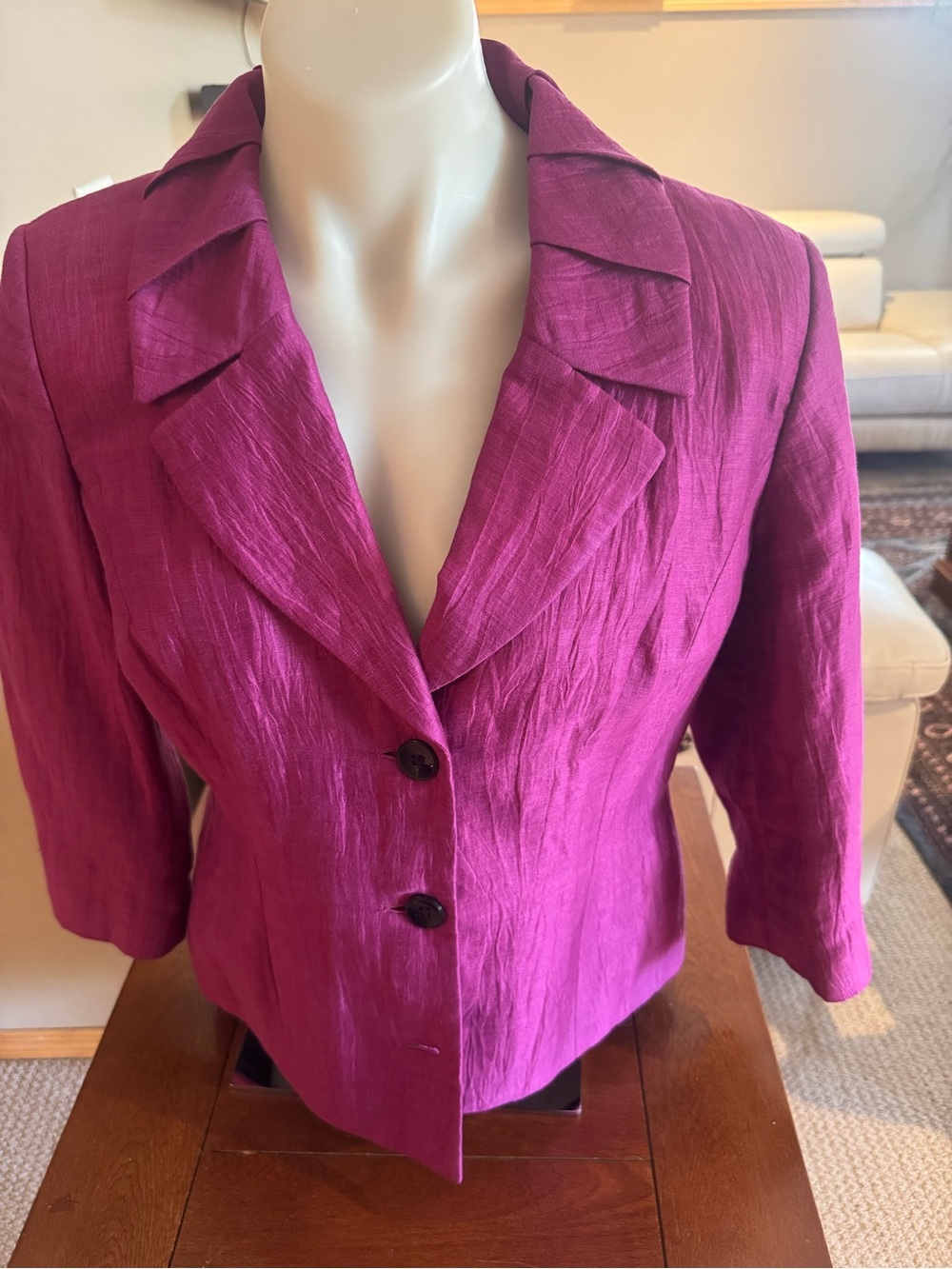 Women's Cropped Fuchsia Single-Breasted Blazer. Three quarters sleeves! - Picture 2 of 7